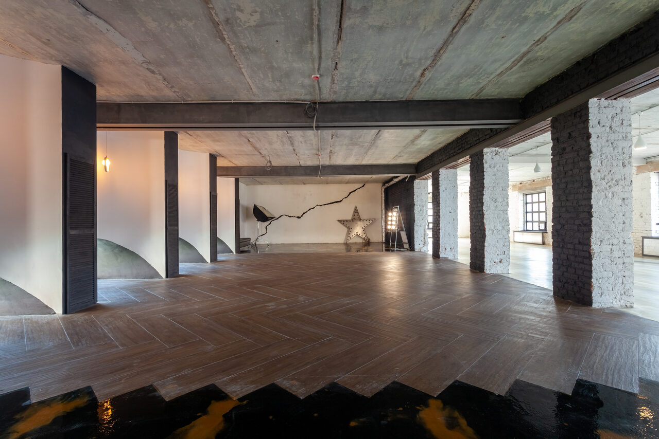 Арендовать Loft with white arches