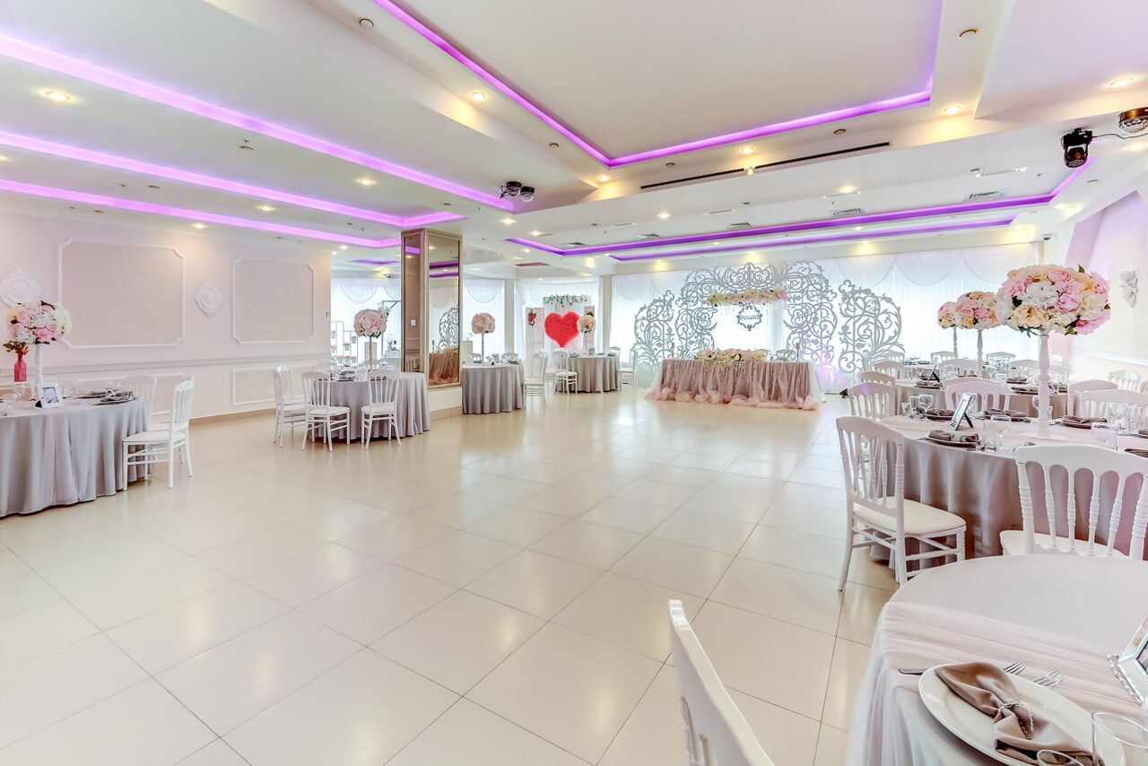 Арендовать Bright banquet hall with an open balcony