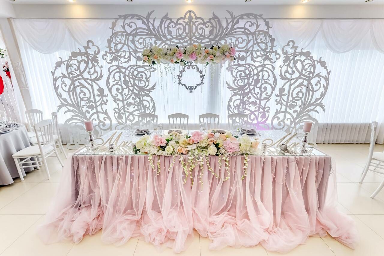 Арендовать Bright banquet hall with an open balcony