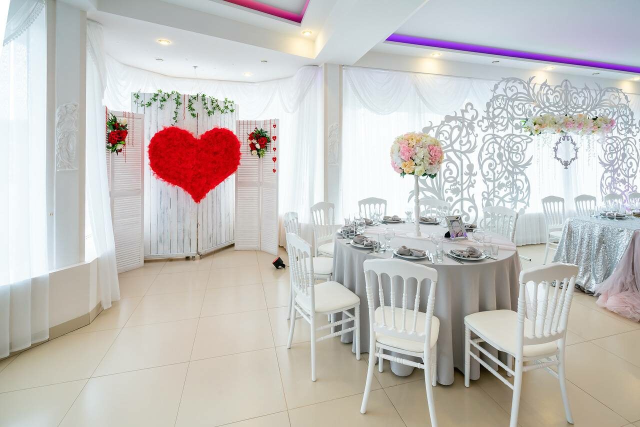 Арендовать Bright banquet hall with an open balcony
