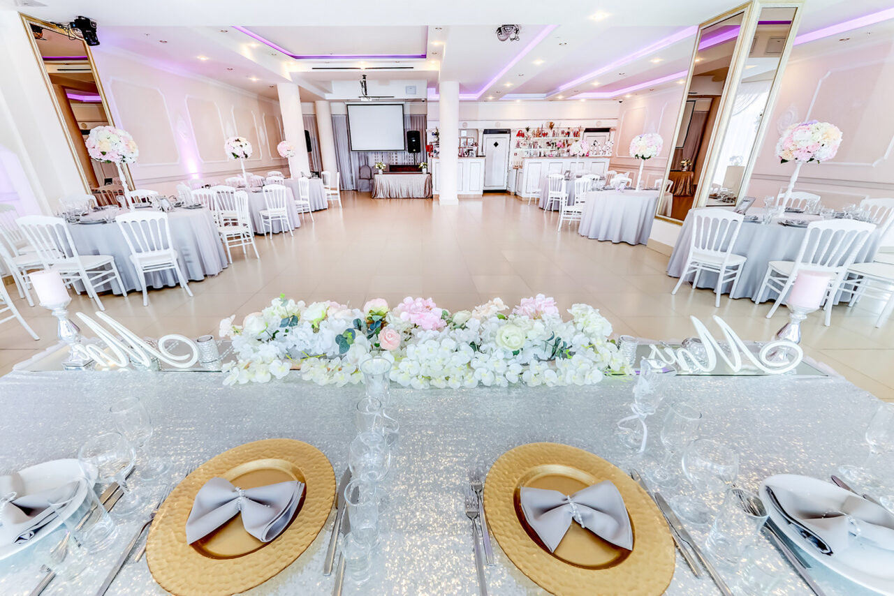 Арендовать Bright banquet hall with an open balcony