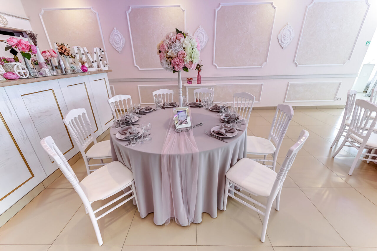 Арендовать Bright banquet hall with an open balcony