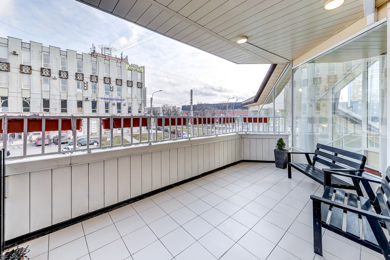 Арендовать Bright banquet hall with an open balcony