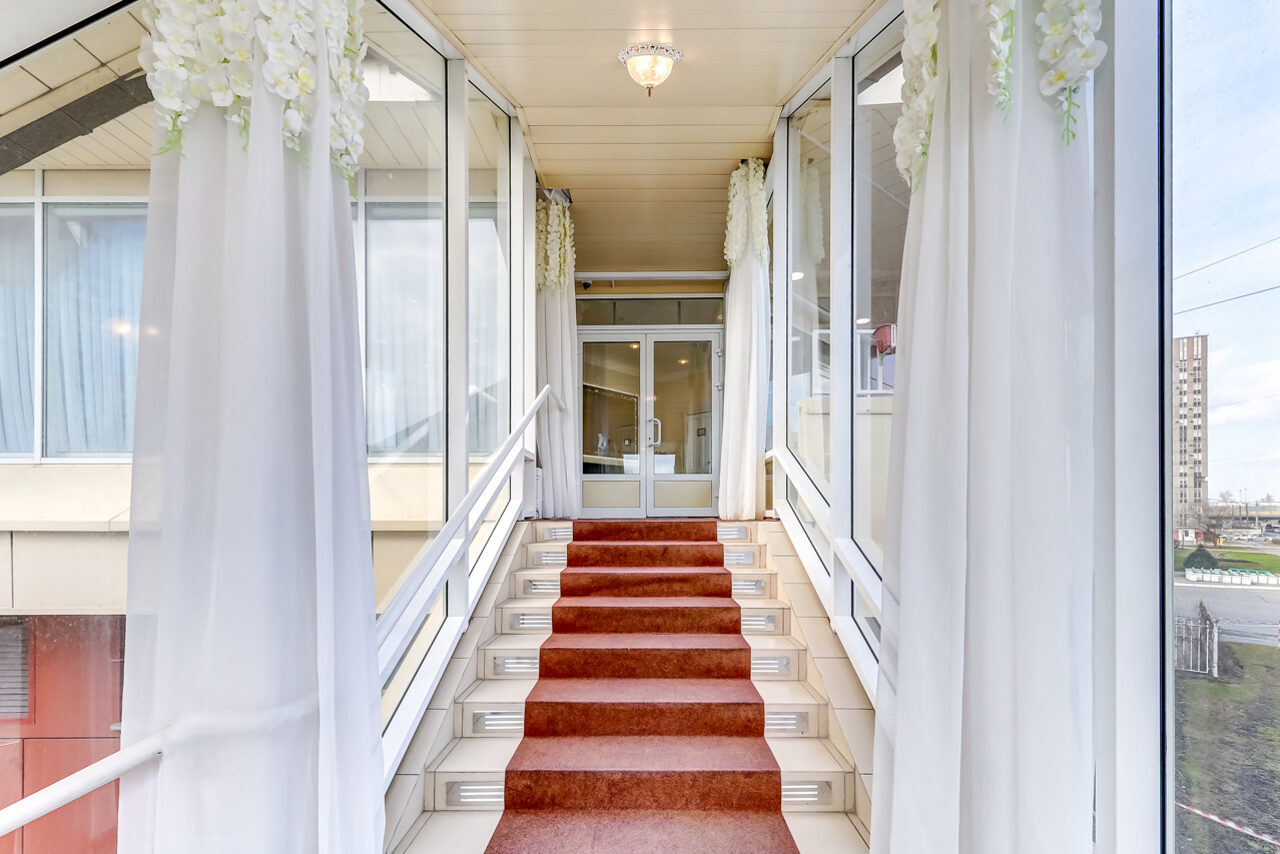 Арендовать Bright banquet hall with an open balcony