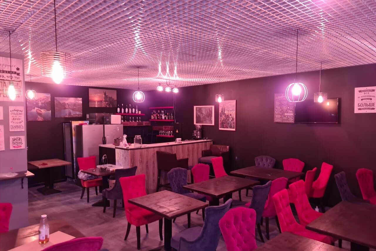 Арендовать Лофт-бар с яркими креслами