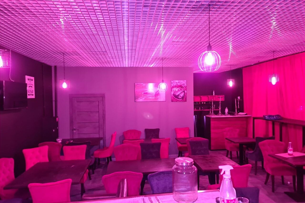 Арендовать Лофт-бар с яркими креслами