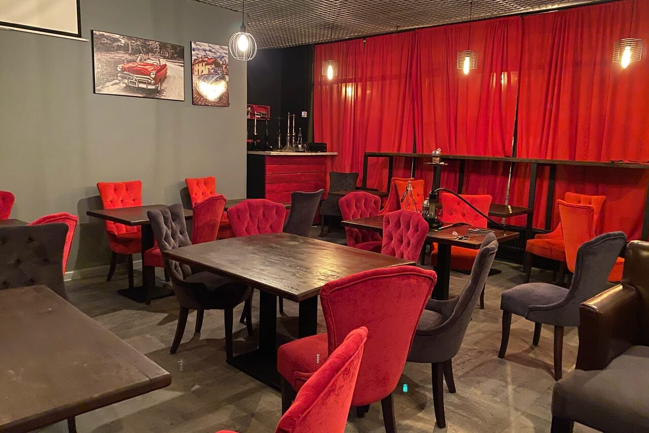 Арендовать Лофт-бар с яркими креслами