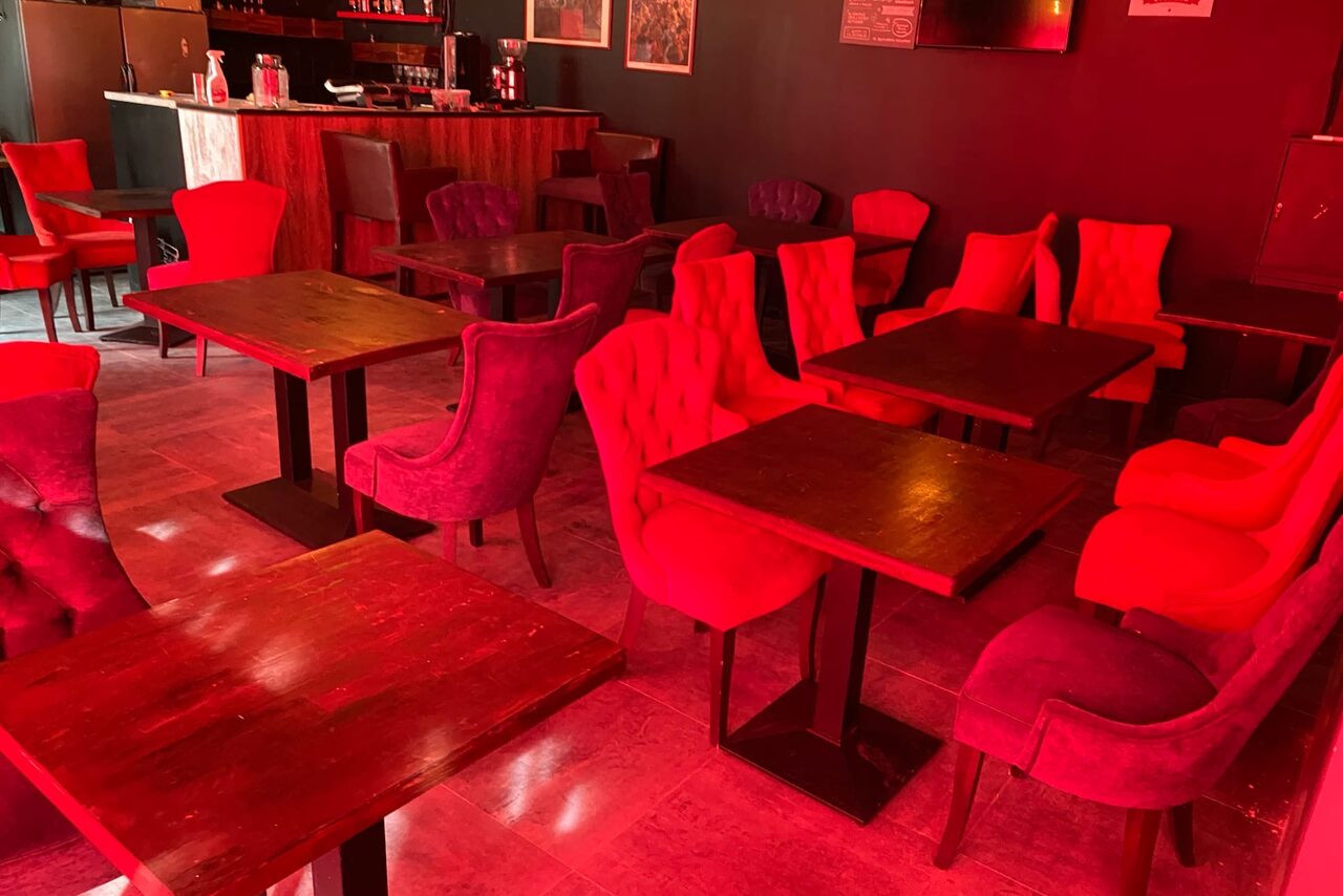 Арендовать Лофт-бар с яркими креслами