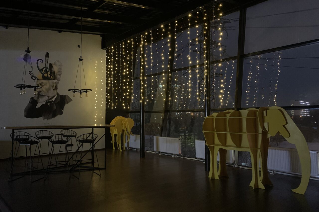 Арендовать Stylish loft with panoramic windows and fireplace