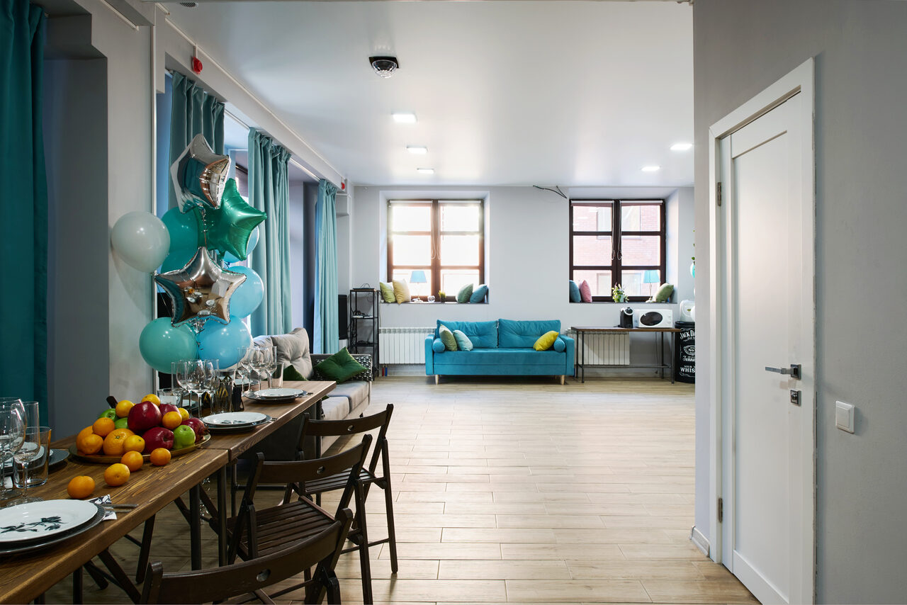 Арендовать Лофт-конструктор с мягкими диванами