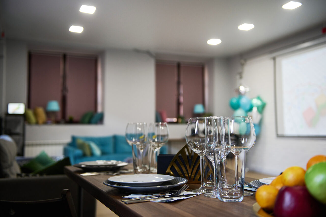 Арендовать Лофт-конструктор с мягкими диванами