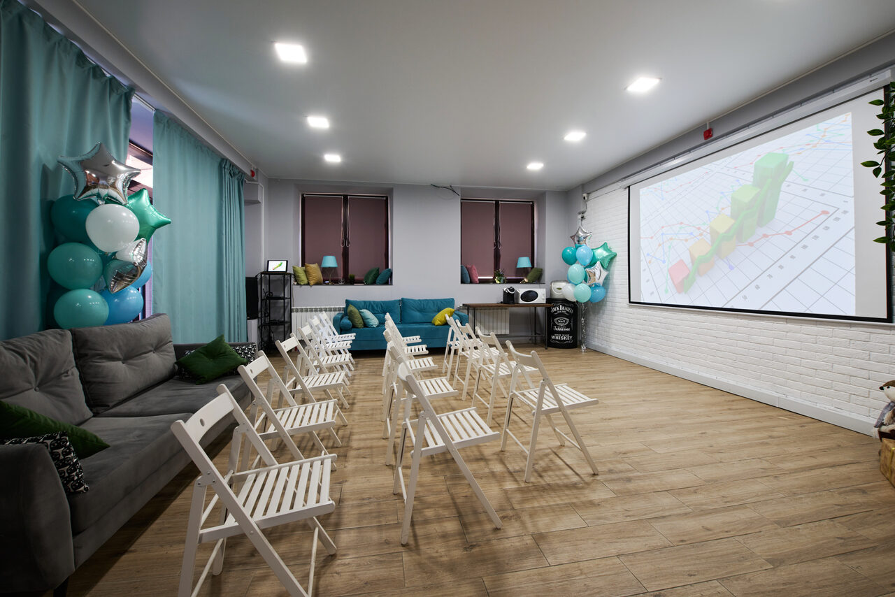 Арендовать Лофт-конструктор с мягкими диванами