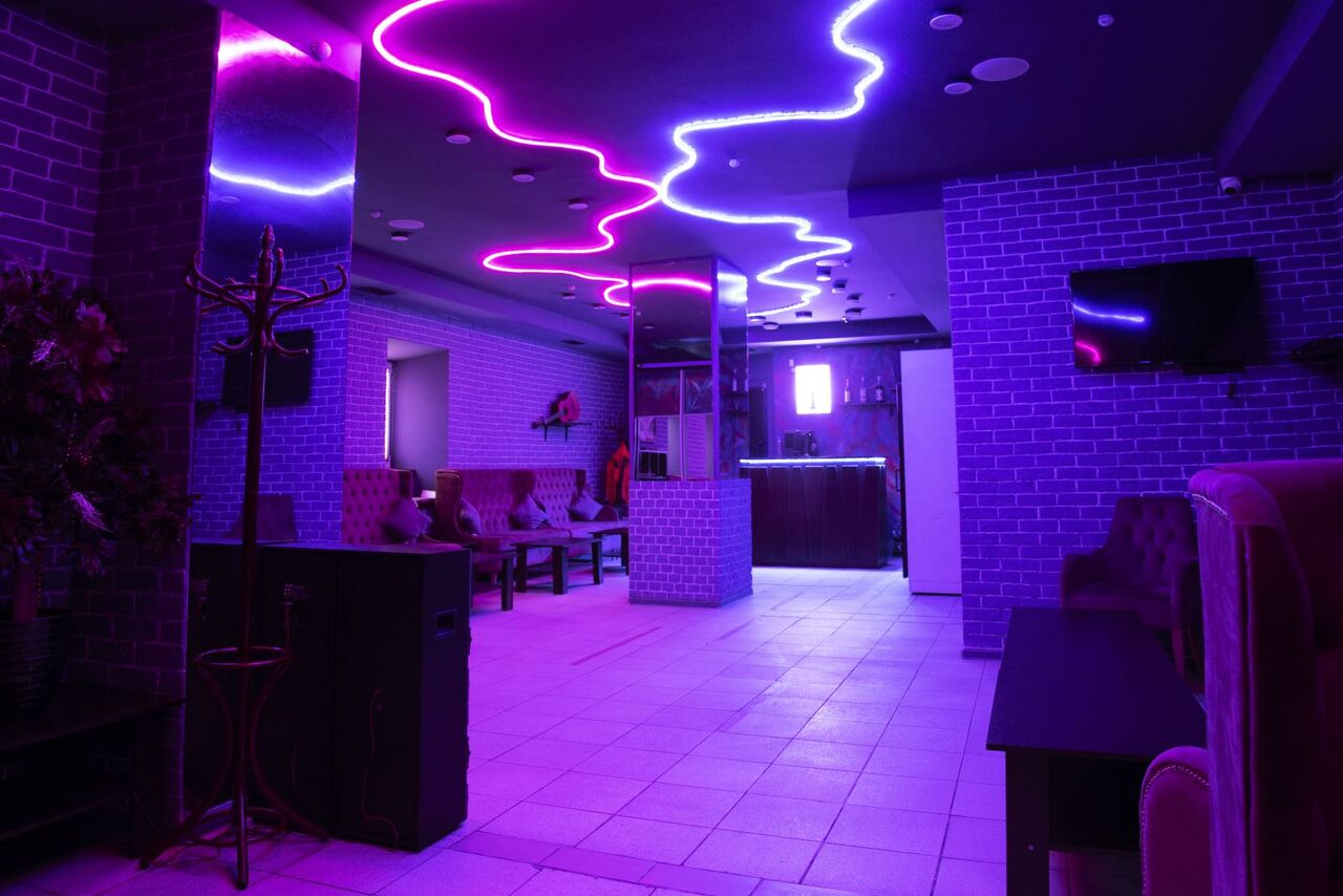 Арендовать Лофт с атмосферой неона в центре Москвы