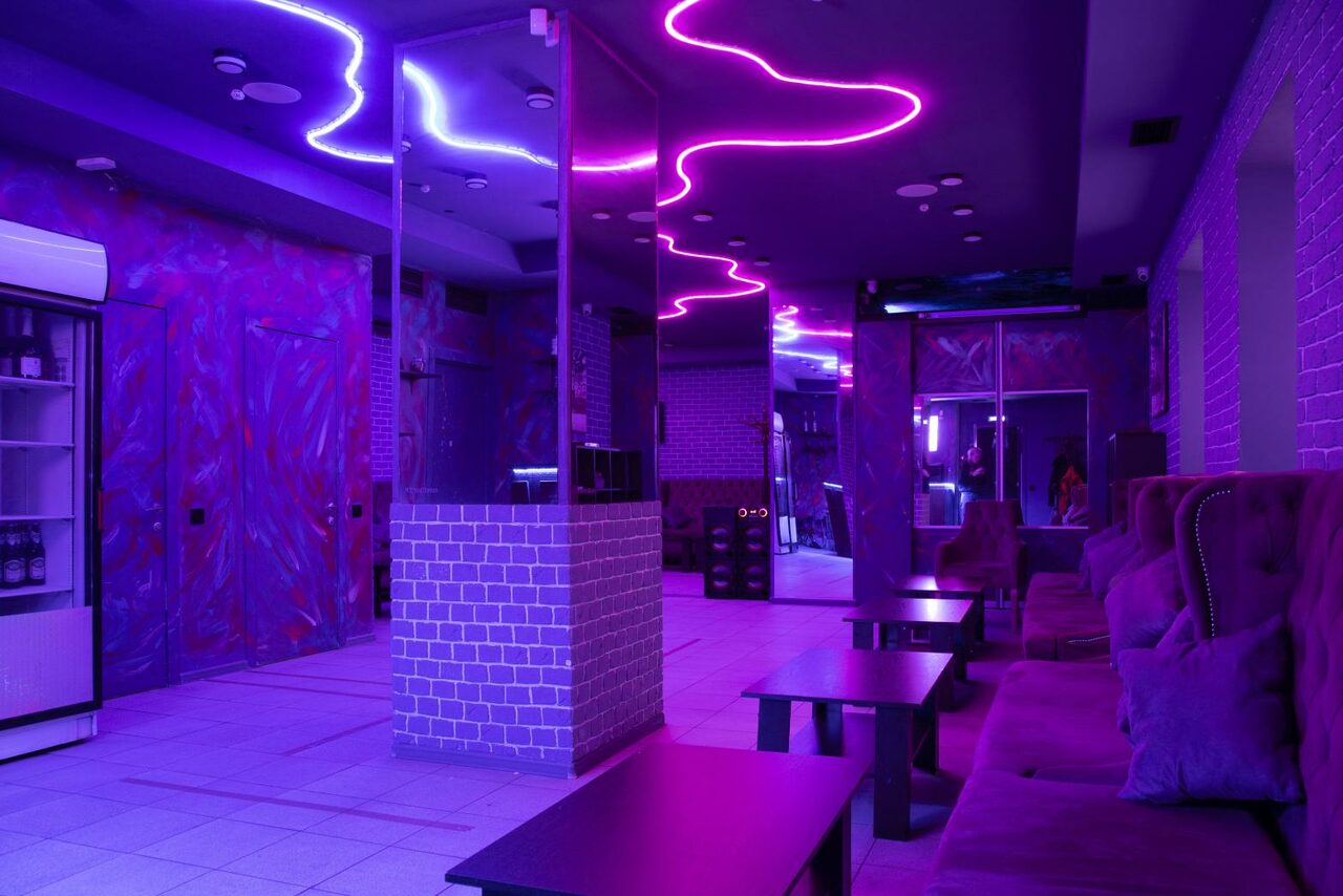 Арендовать Лофт с атмосферой неона в центре Москвы