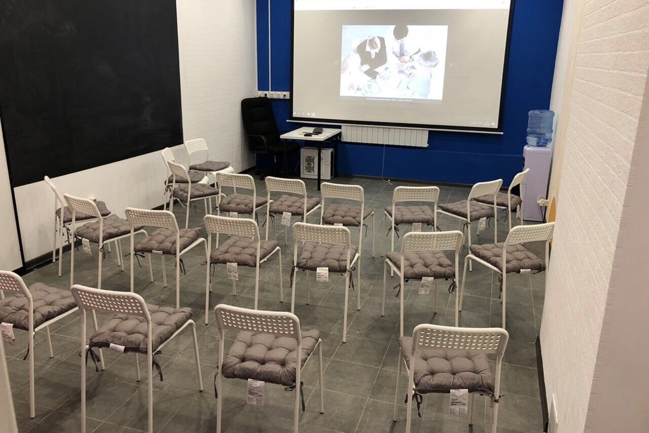 Арендовать Светлый, уютный зал лектория “Be Happy”