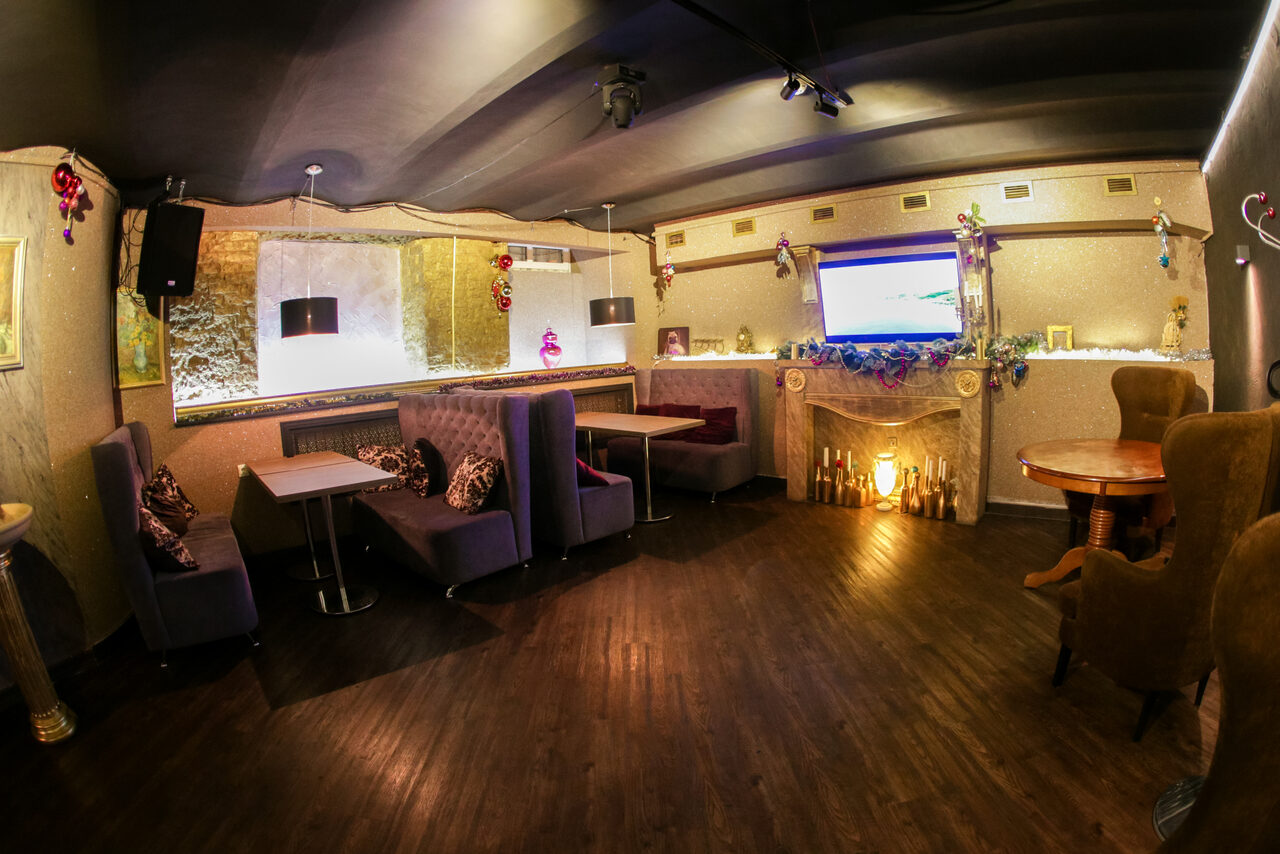 Арендовать Атмосферный караоке бар под закрытие