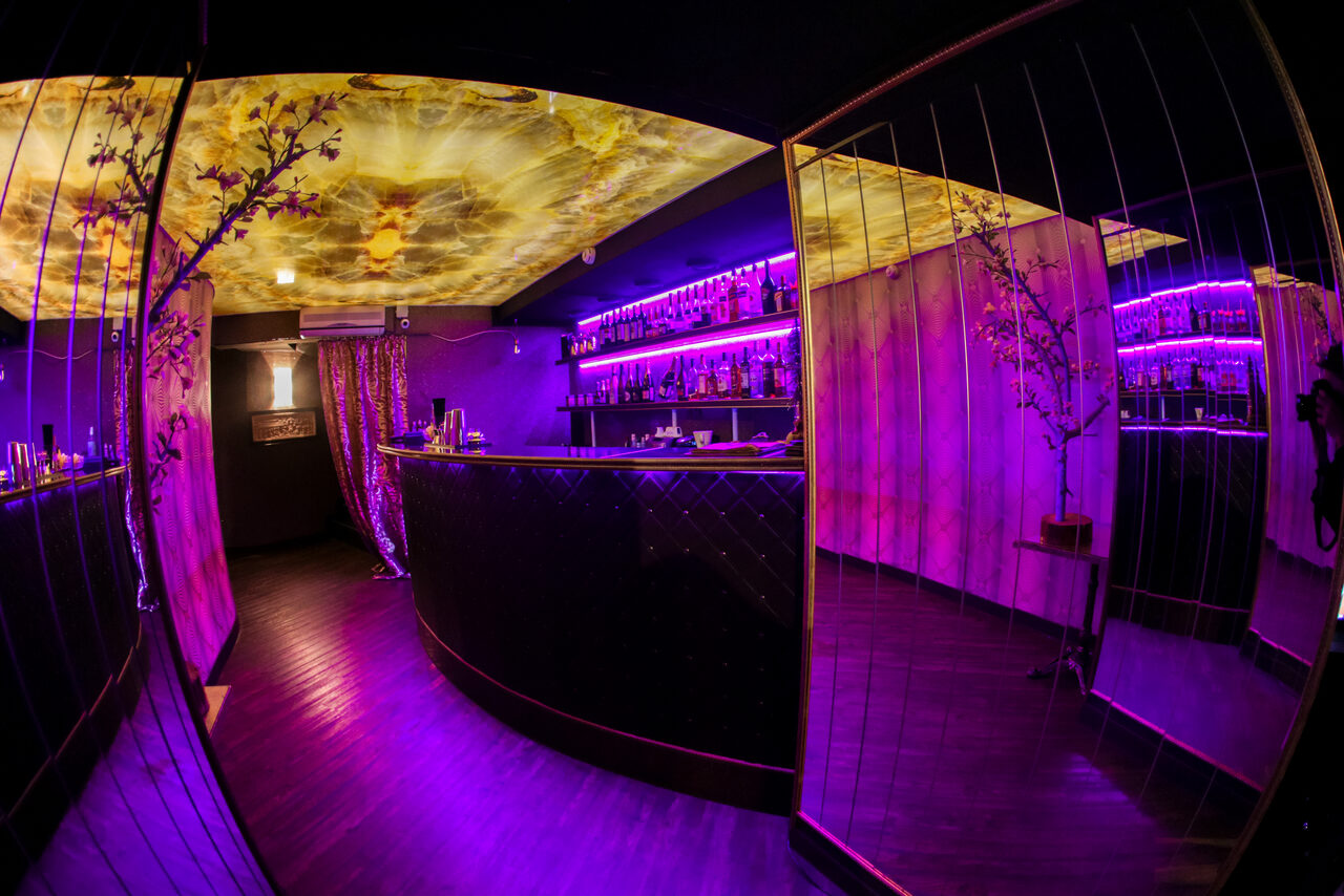 Арендовать Атмосферный караоке бар под закрытие