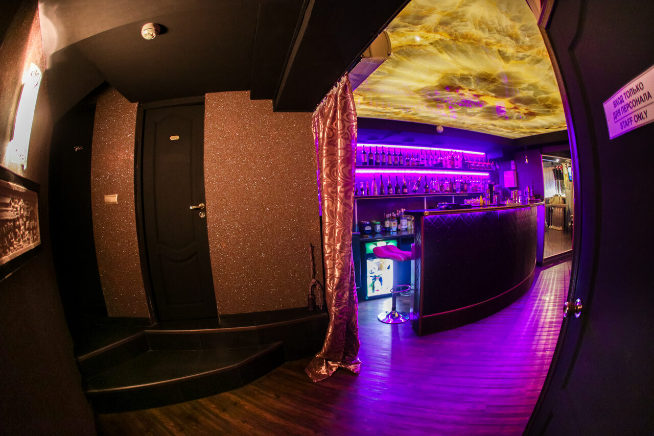 Арендовать Атмосферный караоке бар под закрытие
