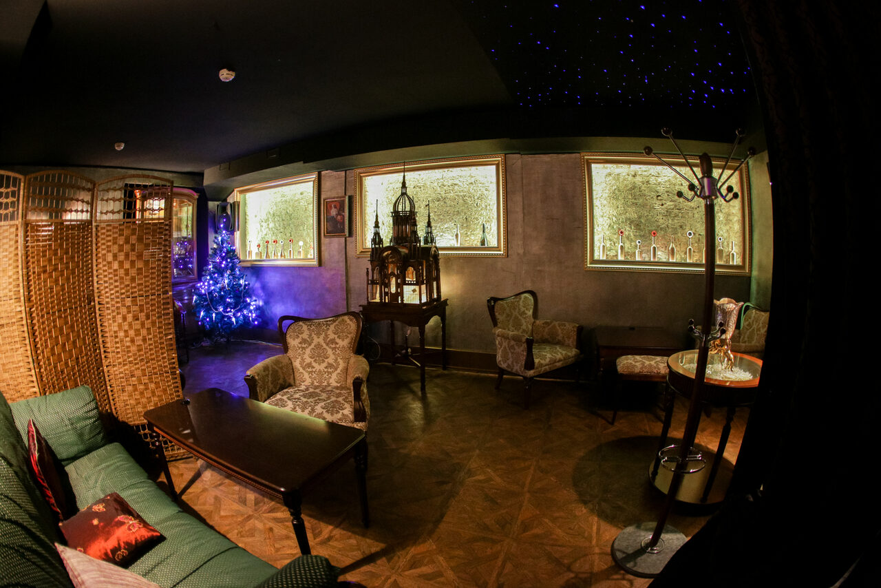 Арендовать Атмосферный караоке бар под закрытие