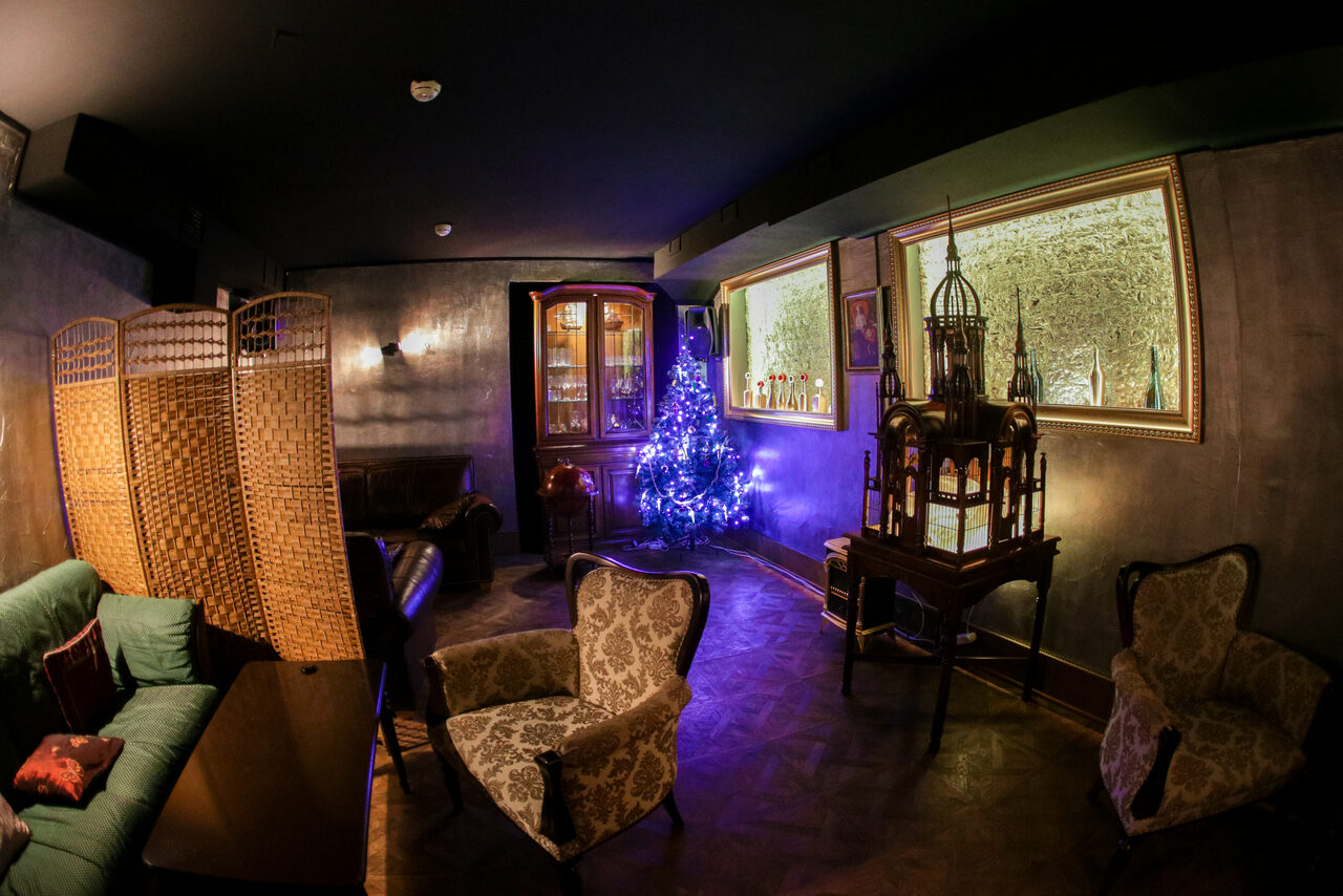 Арендовать Атмосферный караоке бар под закрытие