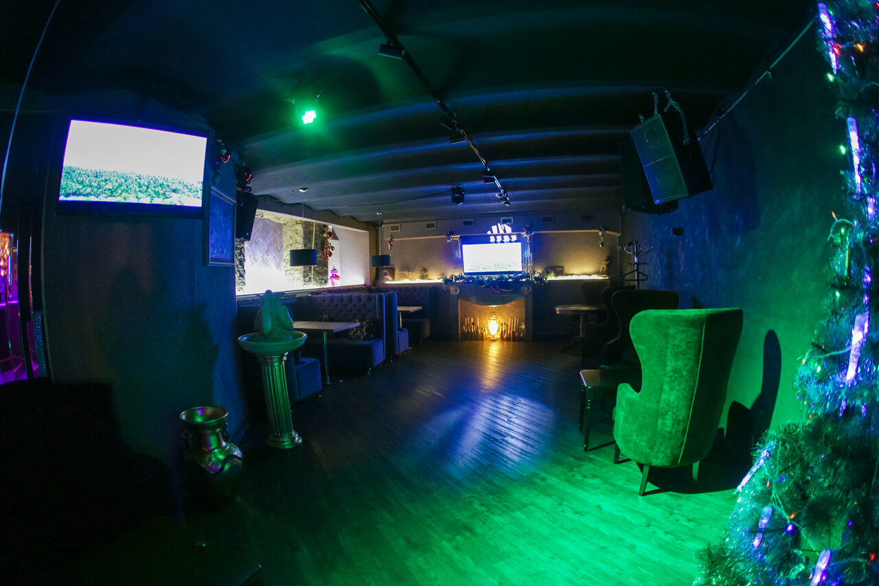 Арендовать Атмосферный караоке бар под закрытие