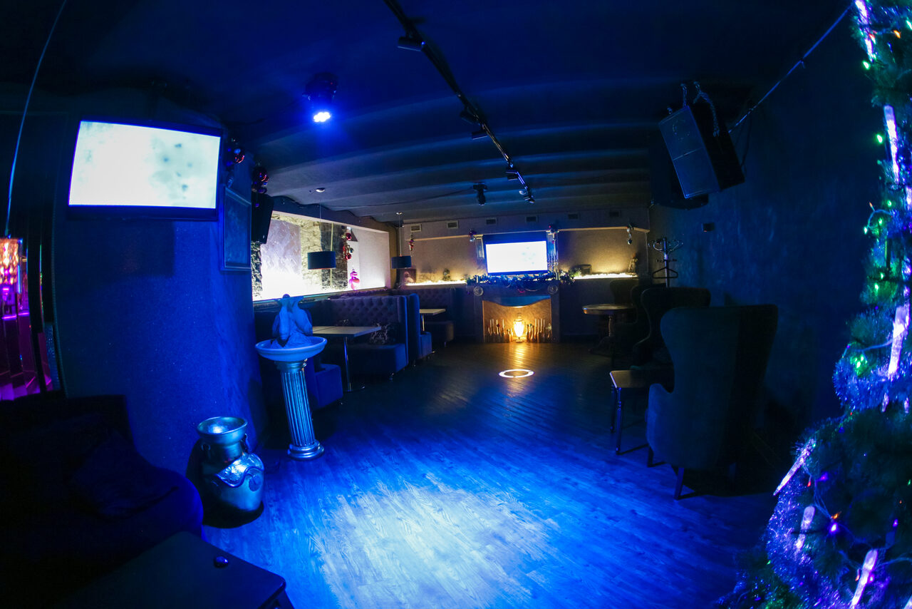 Арендовать Атмосферный караоке бар под закрытие