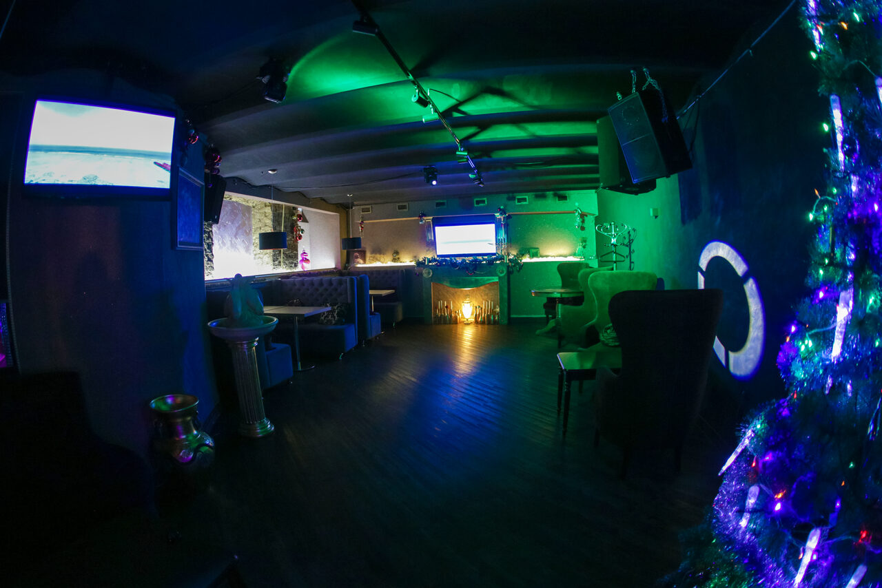 Арендовать Атмосферный караоке бар под закрытие