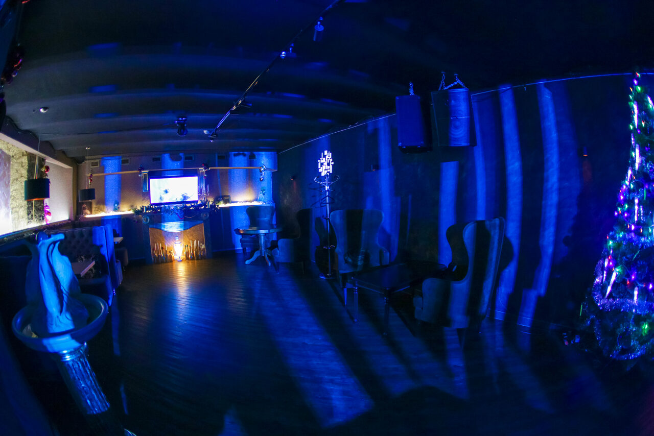 Арендовать Атмосферный караоке бар под закрытие