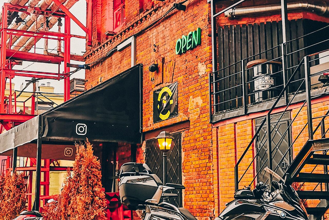 Арендовать Brick tower with a view roof