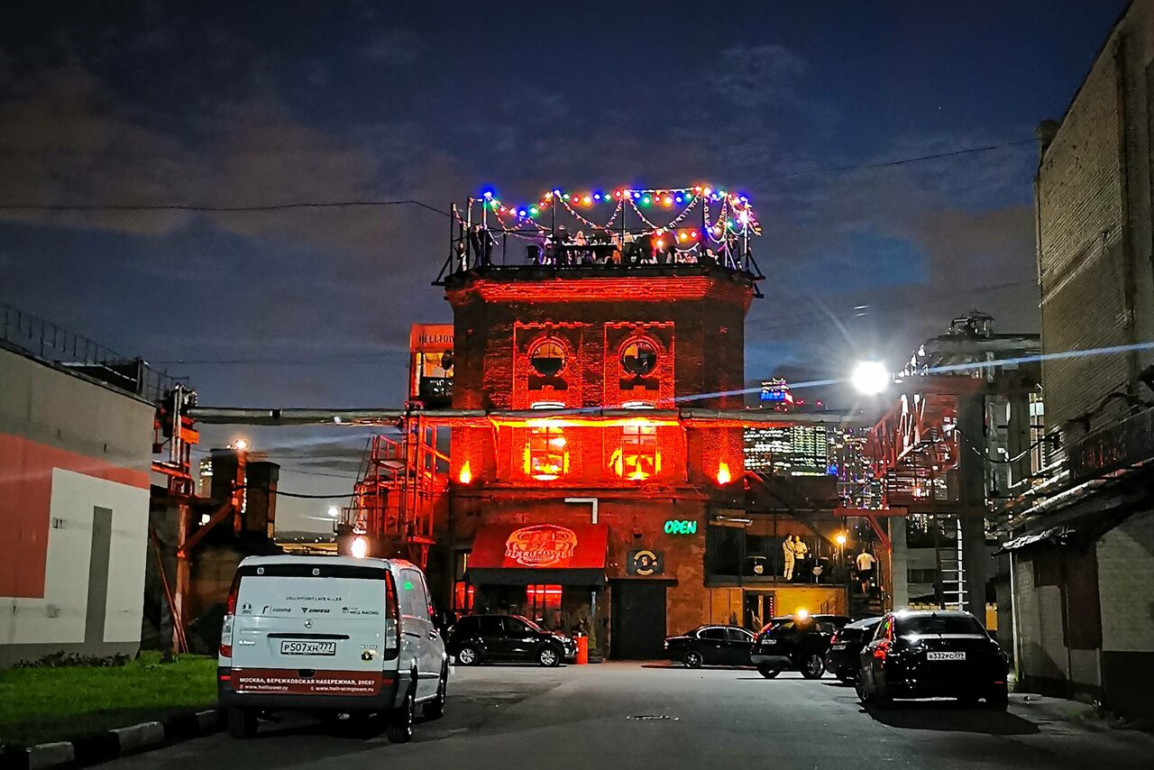Арендовать Brick tower with a view roof