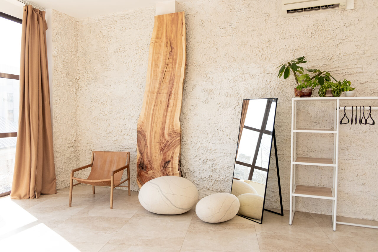 Арендовать White hall with a staircase and a panoramic window