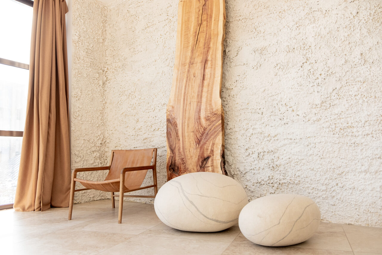 Арендовать White hall with a staircase and a panoramic window