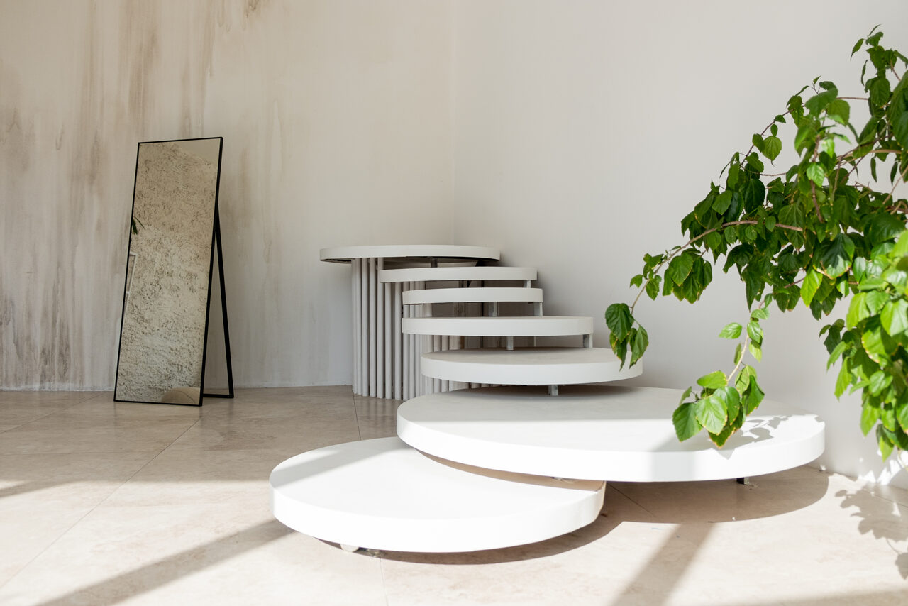 Арендовать White hall with a staircase and a panoramic window