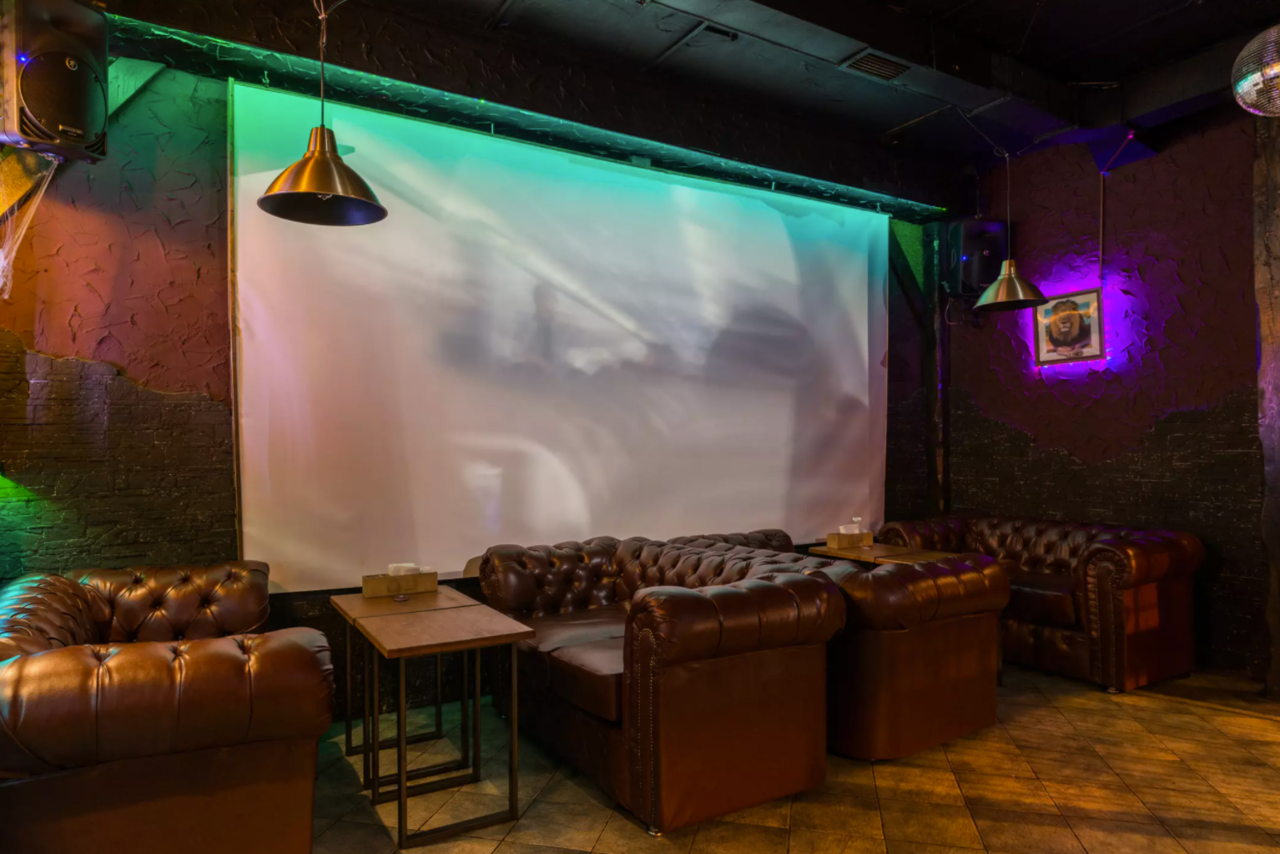 Арендовать Lounge bar with leather sofas