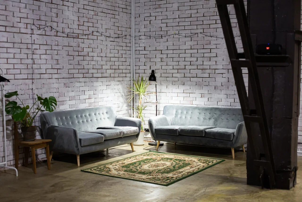 Арендовать Текстура  Лофт из белого кирпича с панорамным окном