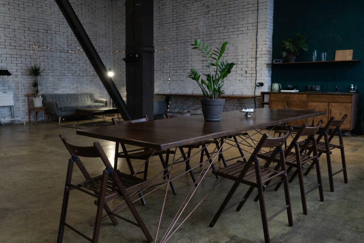 Арендовать Текстура  Лофт из белого кирпича с панорамным окном