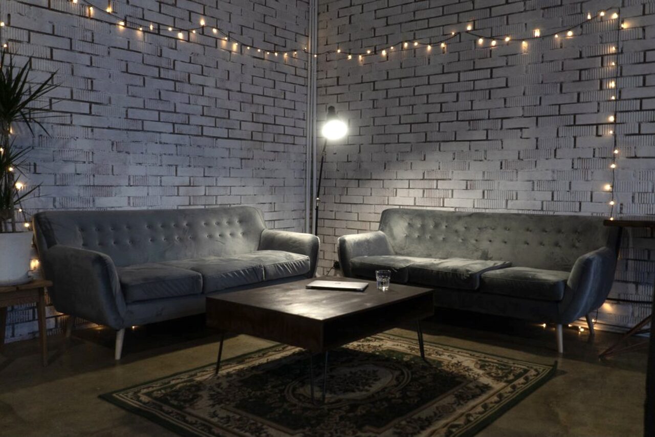 Арендовать Текстура  Лофт из белого кирпича с панорамным окном