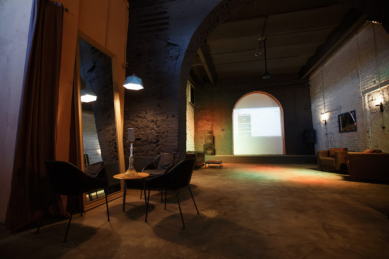 Арендовать Дизайнерский лофт с высокими потолками