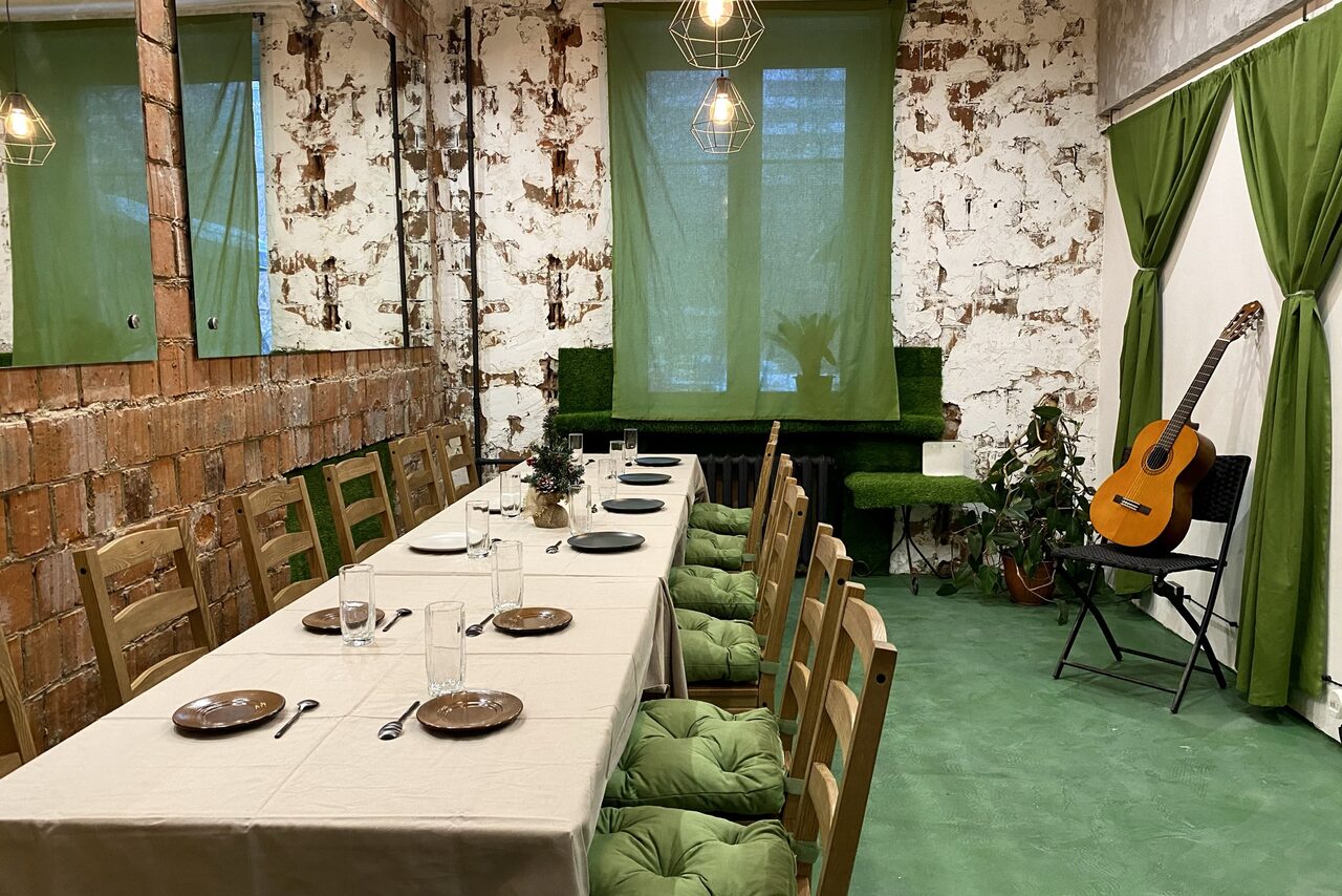 Арендовать Green room with a large mirror