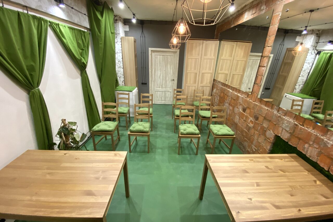 Арендовать Green room with a large mirror