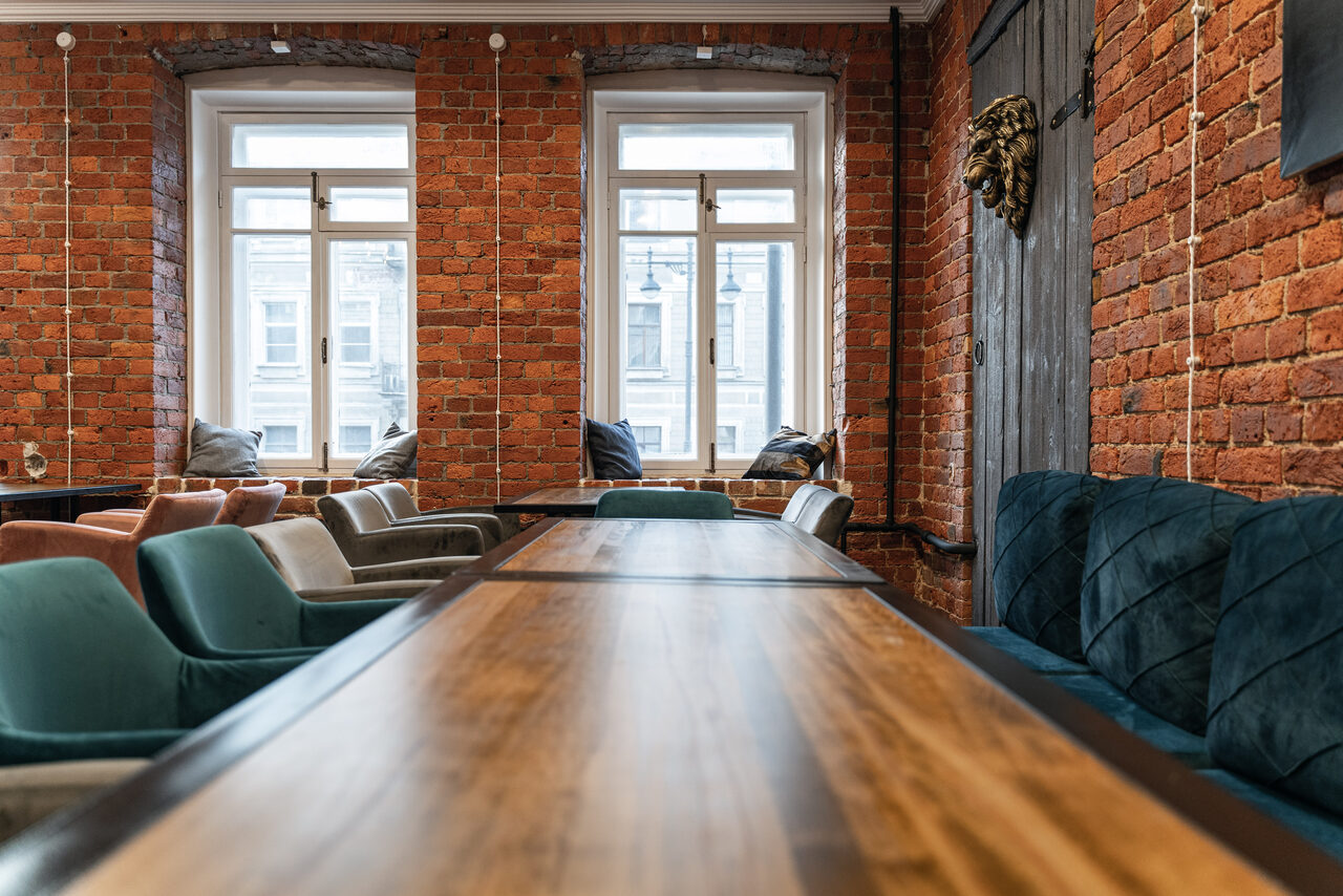 Арендовать Loft with stucco and large windows