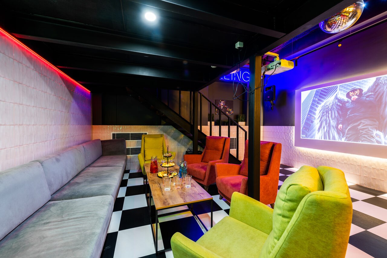 Арендовать Party Hard Неоновый двухуровневый лофт