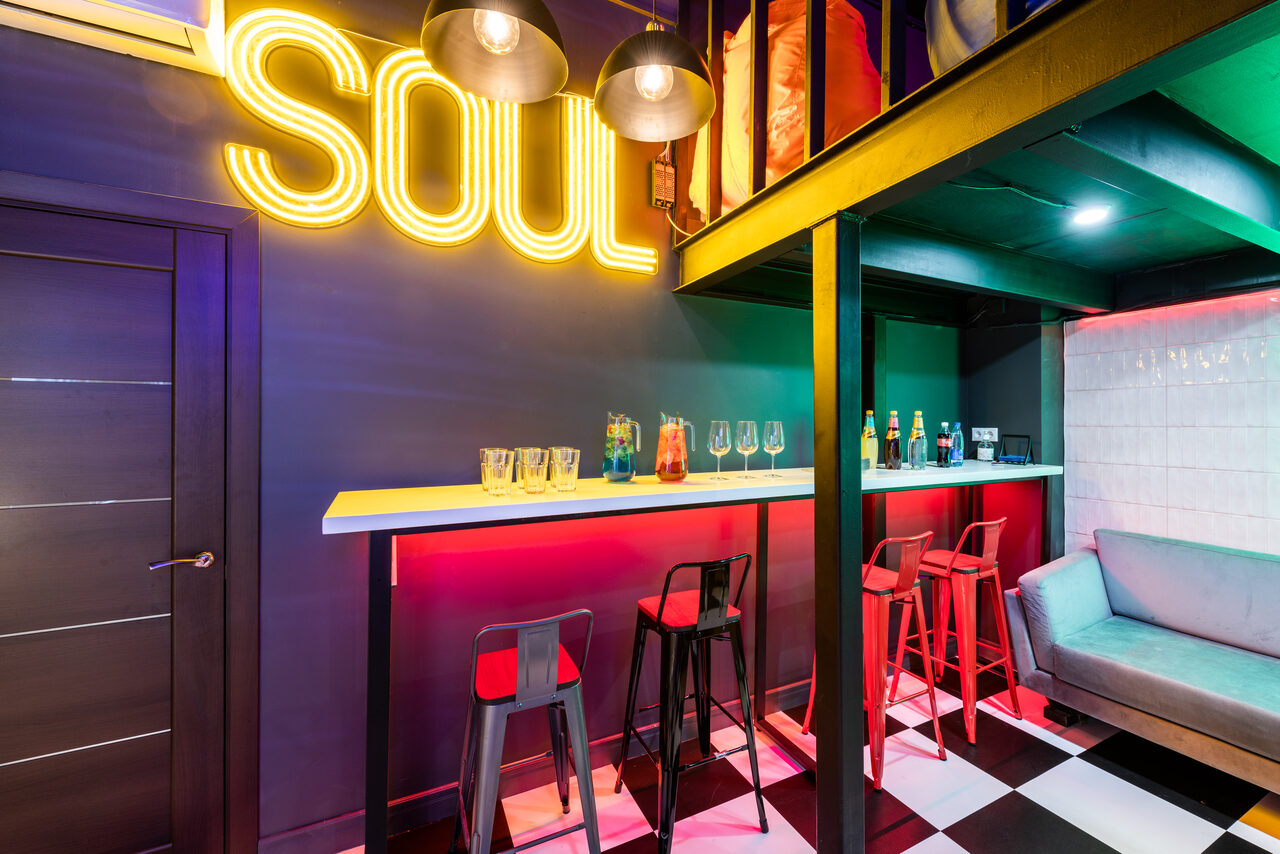 Арендовать Party Hard Неоновый двухуровневый лофт