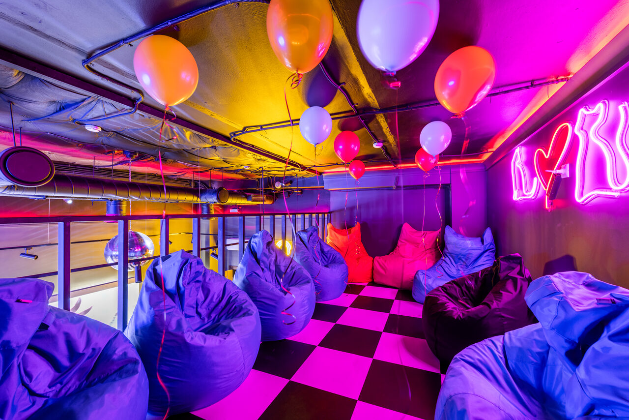 Арендовать Party Hard Неоновый двухуровневый лофт