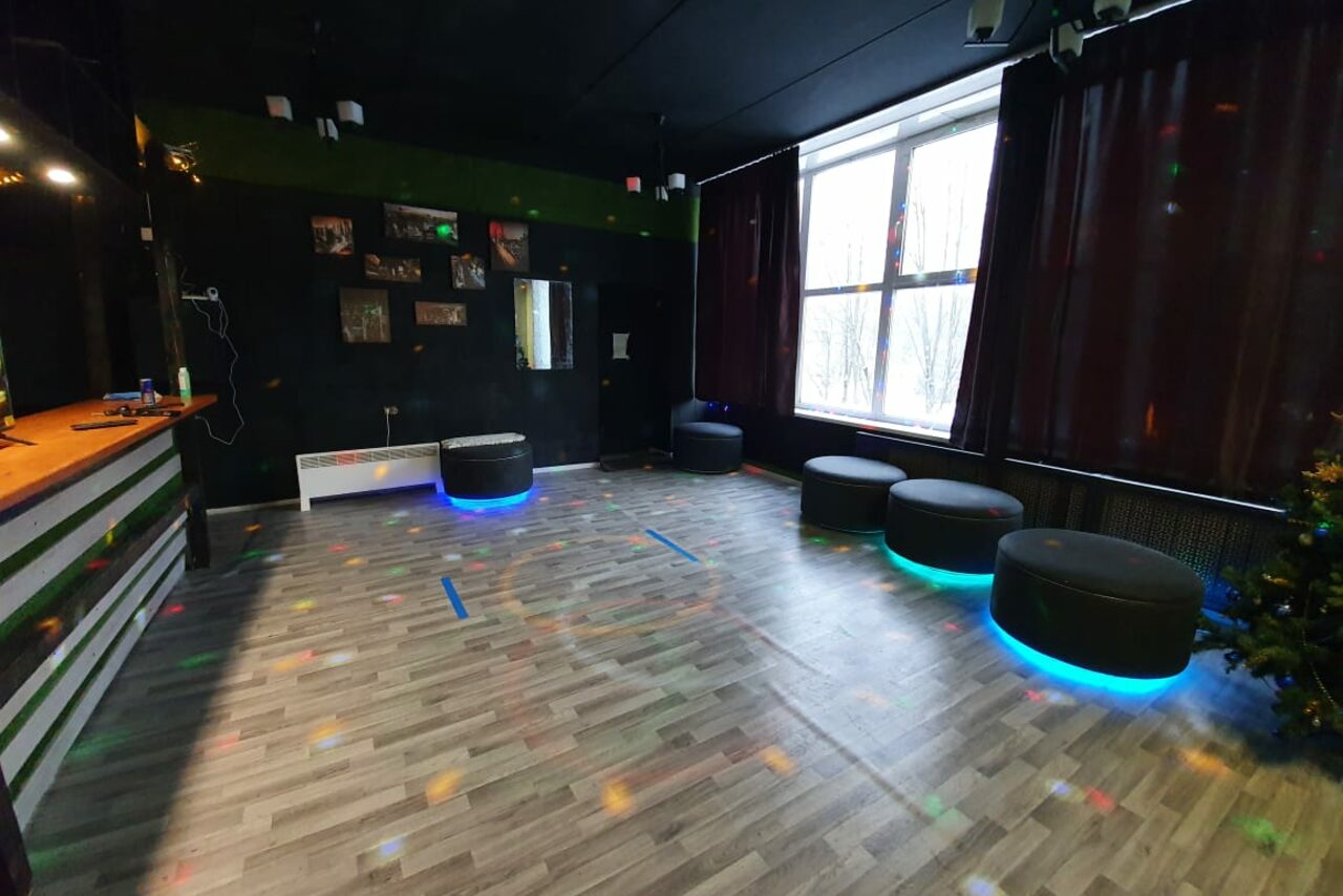 Арендовать Черный лофт с большой барной стойкой