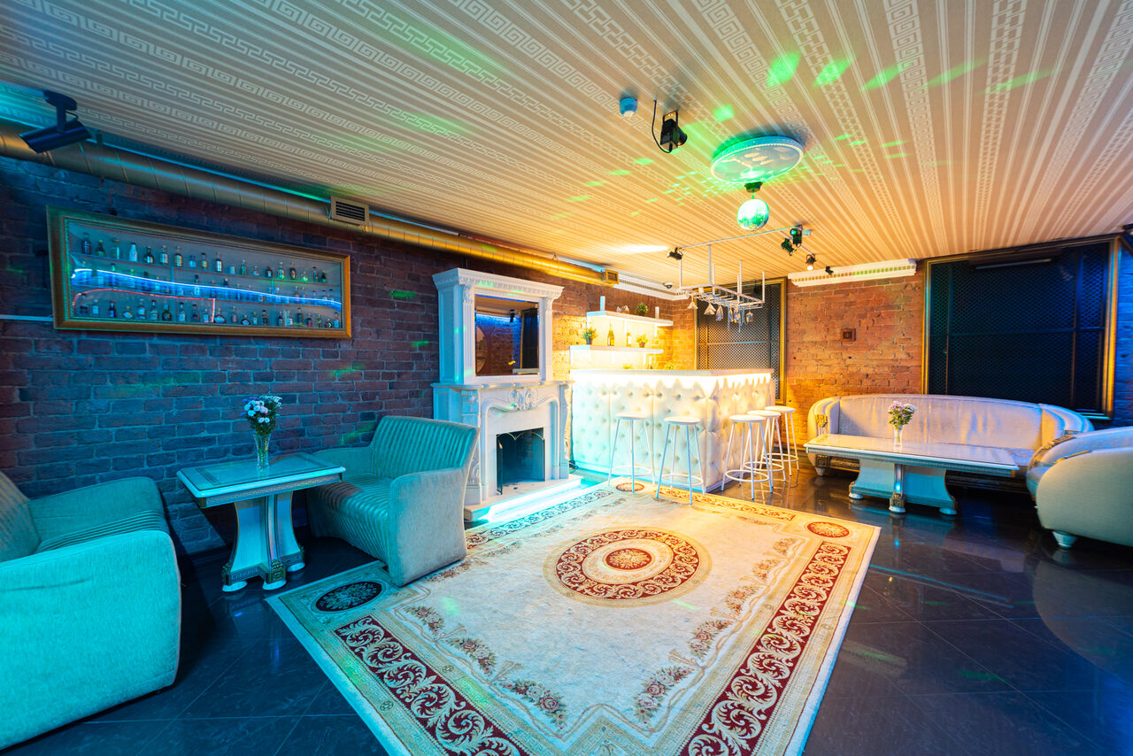 Арендовать  Karaoke room with a working fireplace