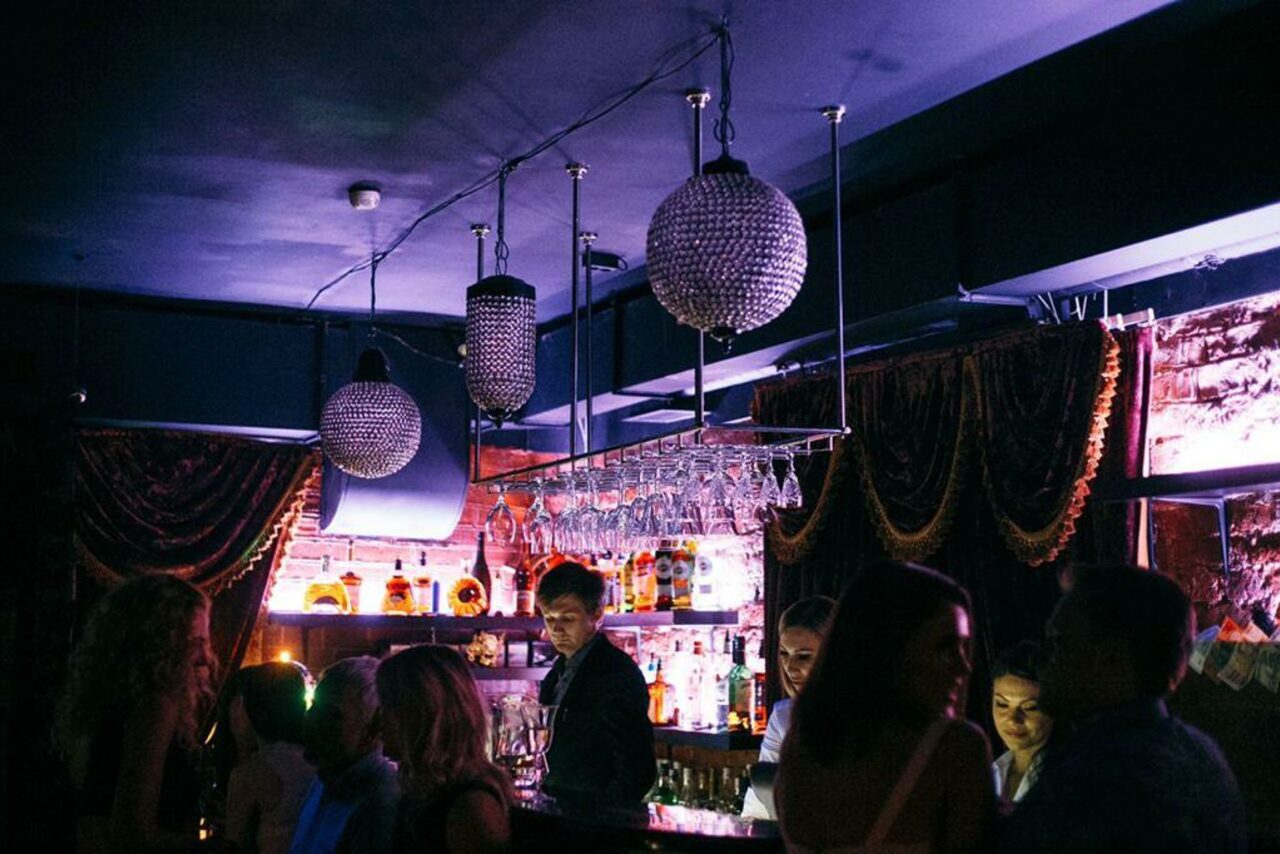 Арендовать  Modern disco hall with a stage