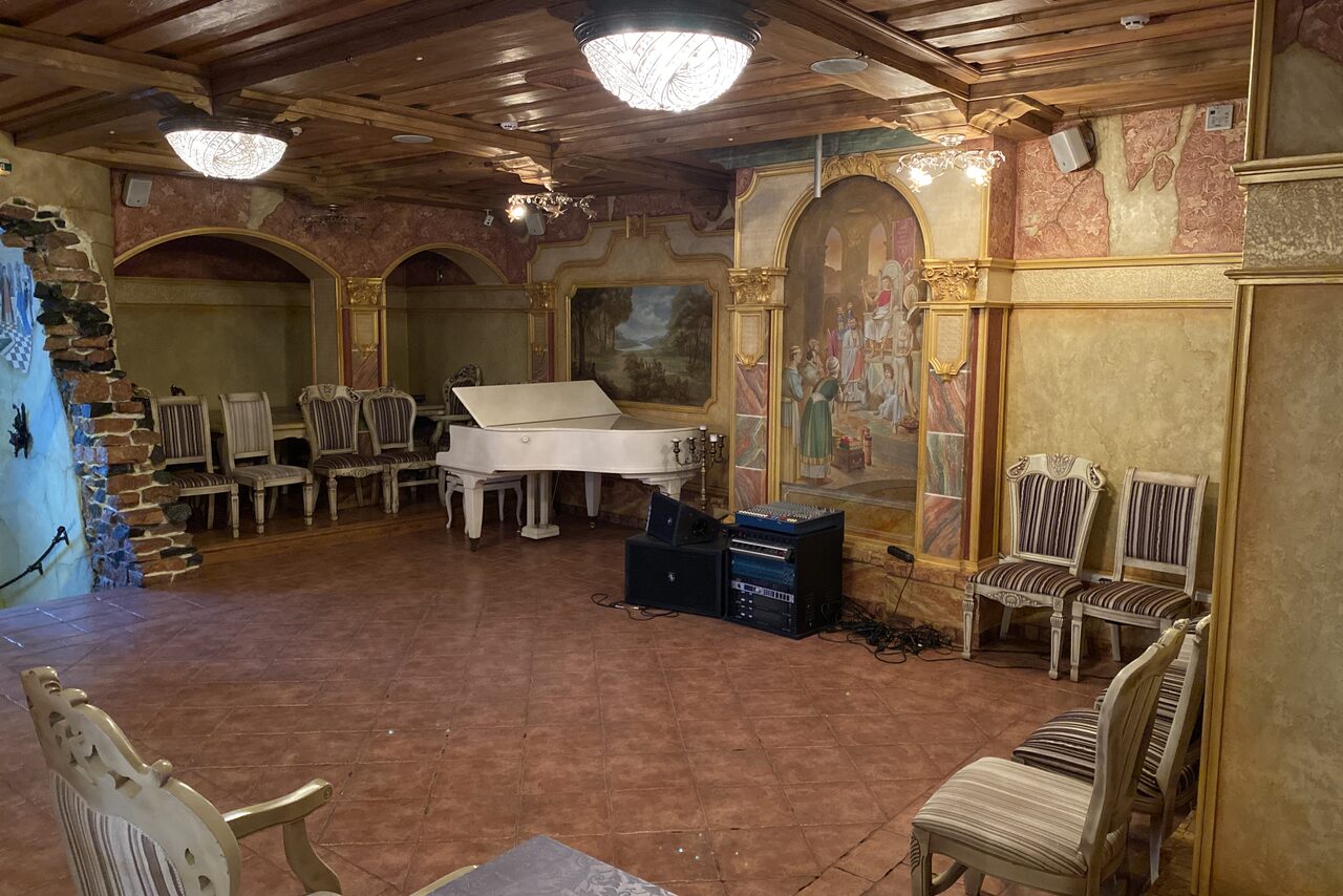 Арендовать Banquet hall with white grand piano 