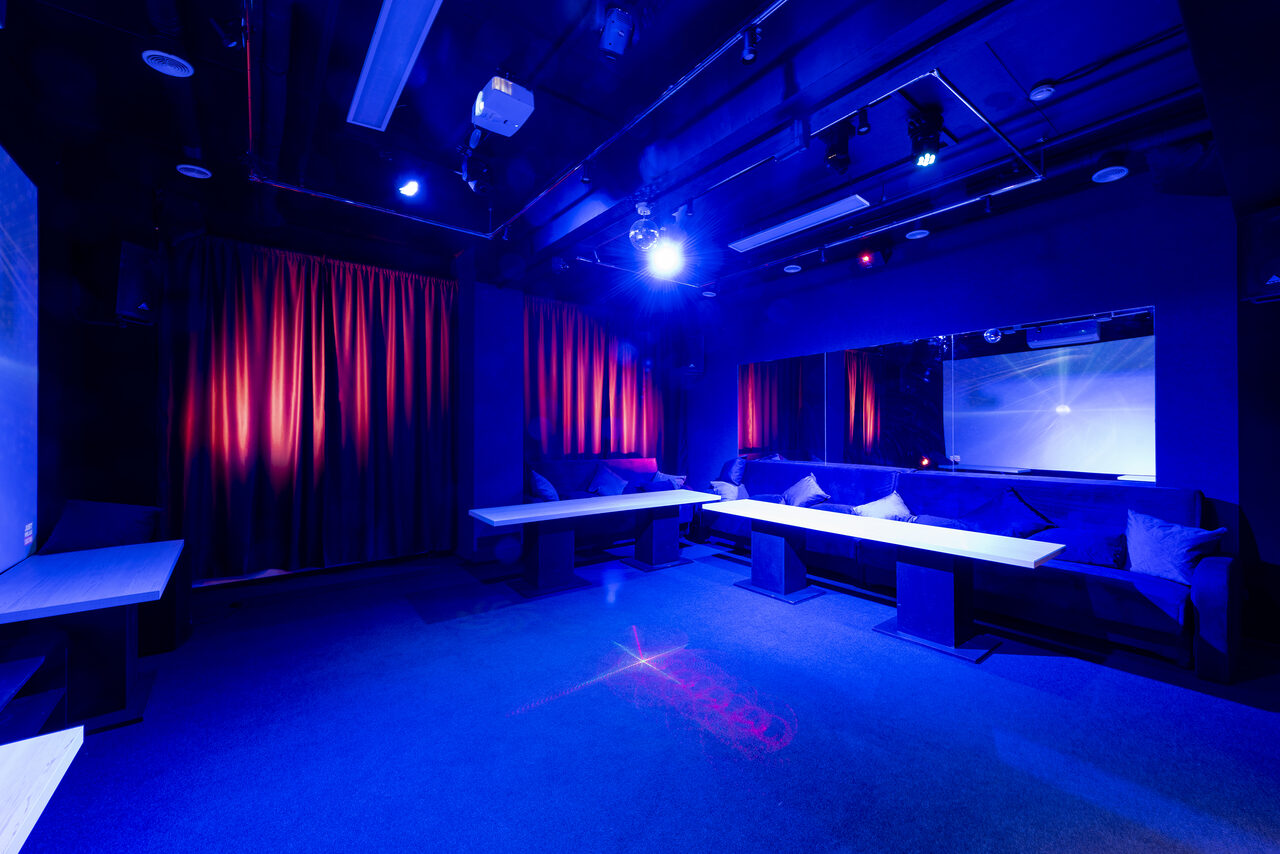 Арендовать Stage Loft with Karaoke and light music