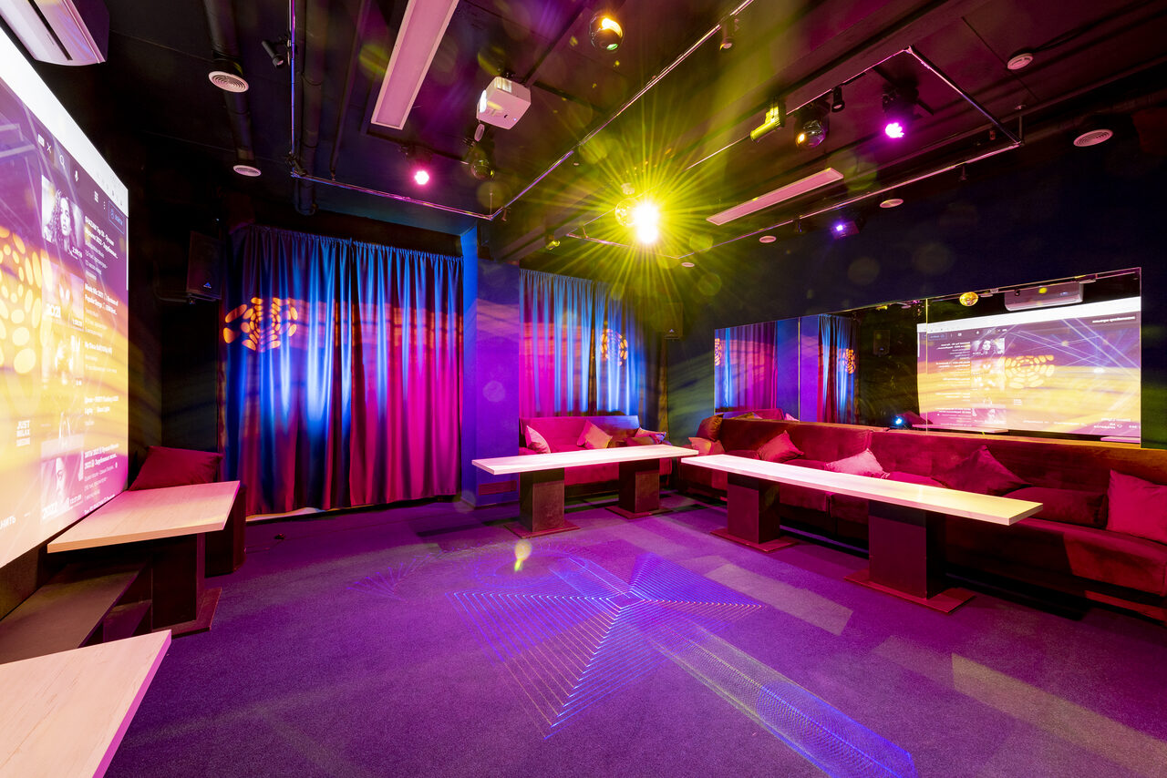 Арендовать Stage Loft with Karaoke and light music
